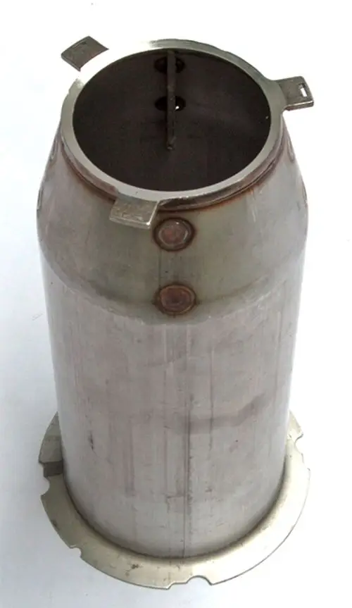 Zylindrisches Metallteil mit offenem oberen Ende und zwei seitlichen Halterungen, möglicherweise für einen Heizungsbrenner von Daikin geeignet.